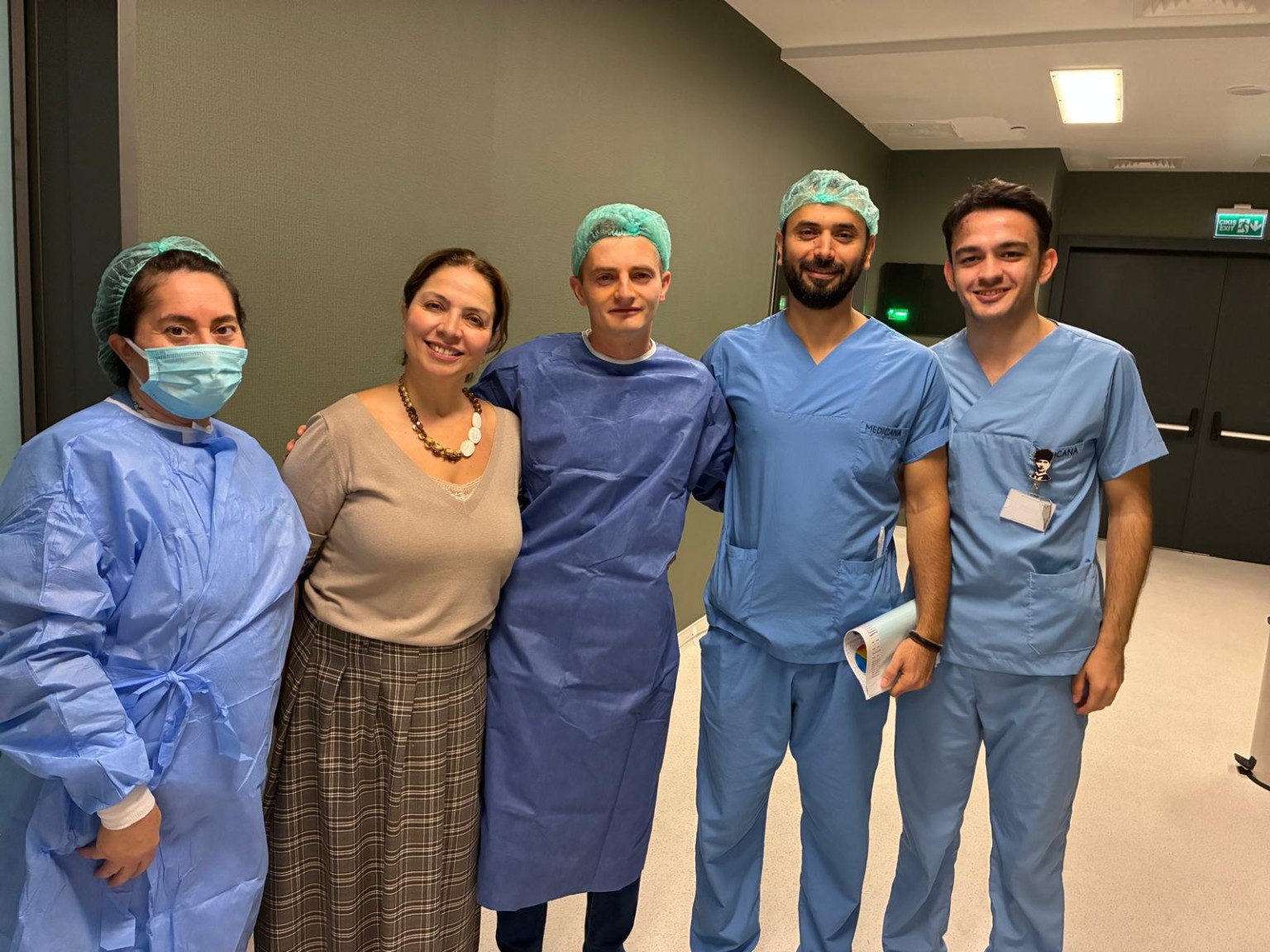 Dr. Şennur Haberal, ein Patient und das OP-Team in der Klinik